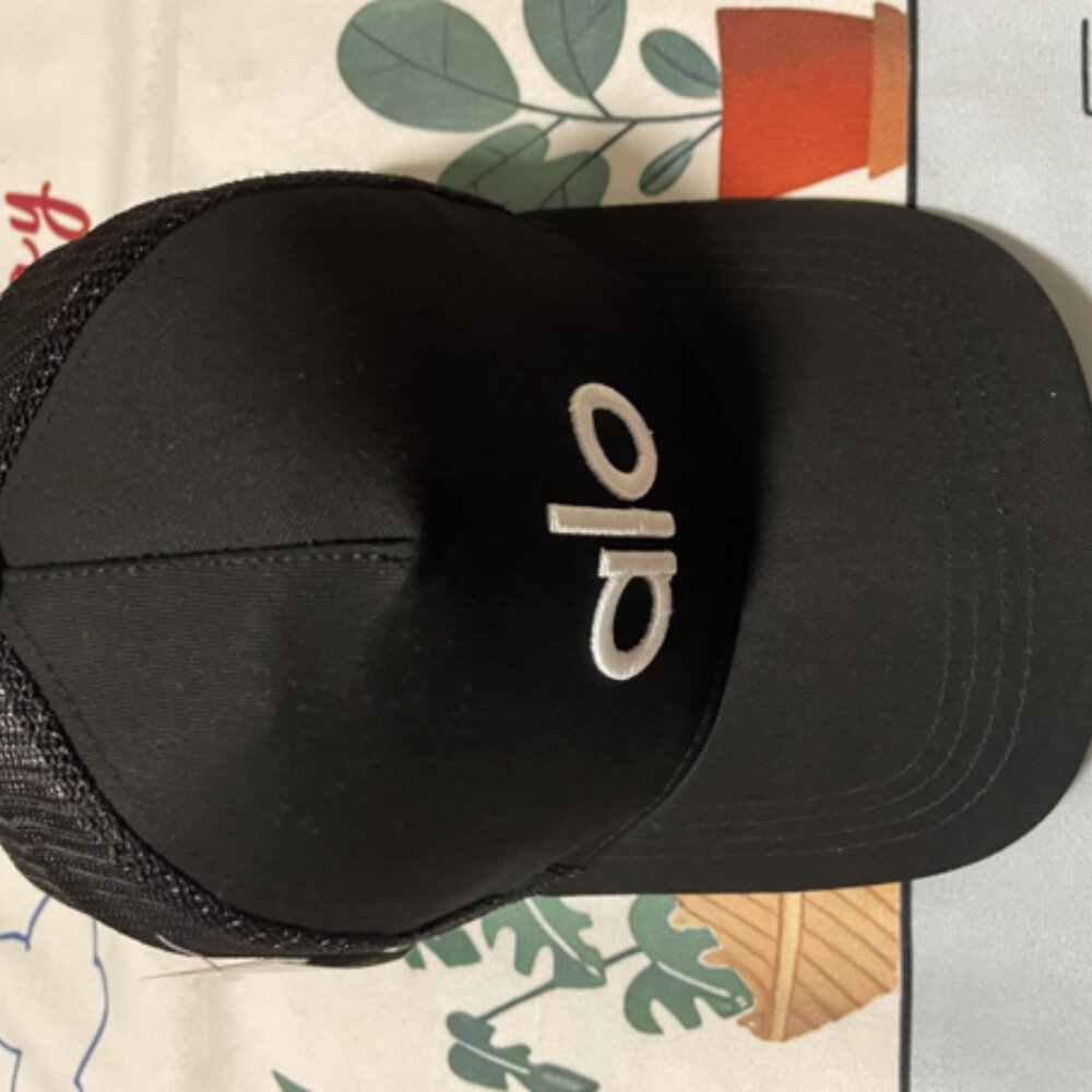 ALO YOGA DISTRICT TRUCKER HAT BRAND NEW
